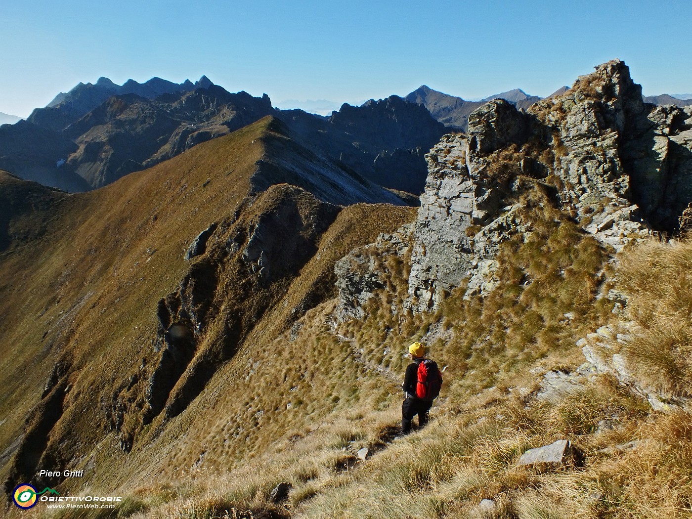 64 Saliscendi in cresta verso il Monte di Sopra .JPG